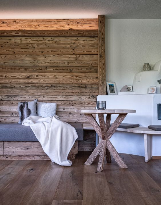Modernes Tiroler Wohnzimmer aus Holz